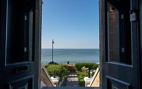 Stylish Beachfront Luxury Apartment, Sweeping Ocean Views And Log Burner